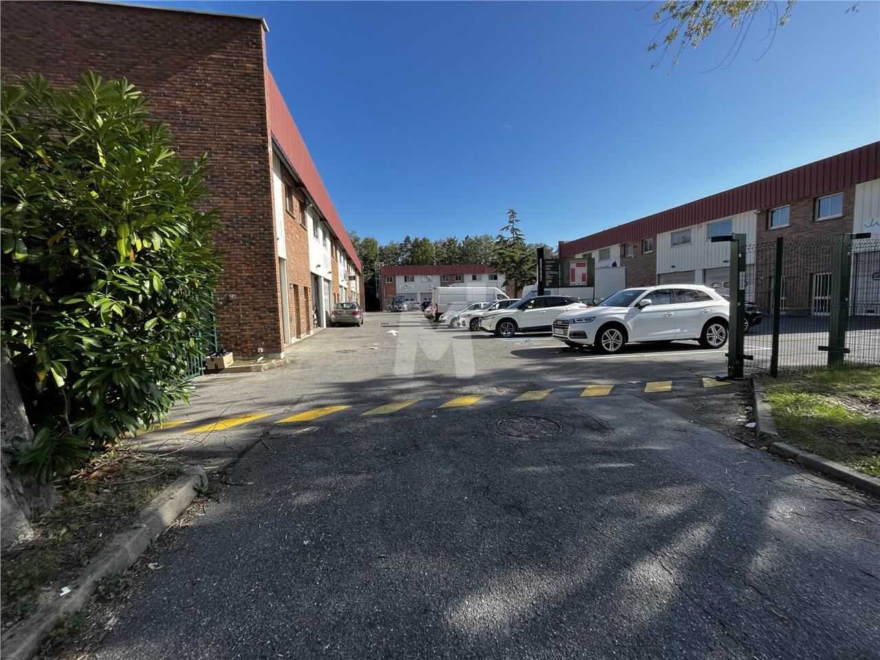 Dans le Parc d'activité de l'Églantier, dans un p