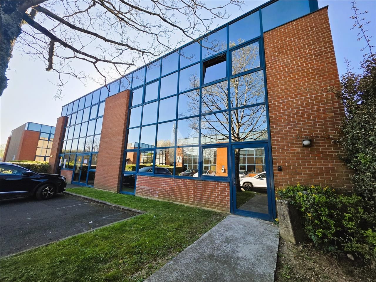 A proximité immédiate de la gare RER D de Savigny