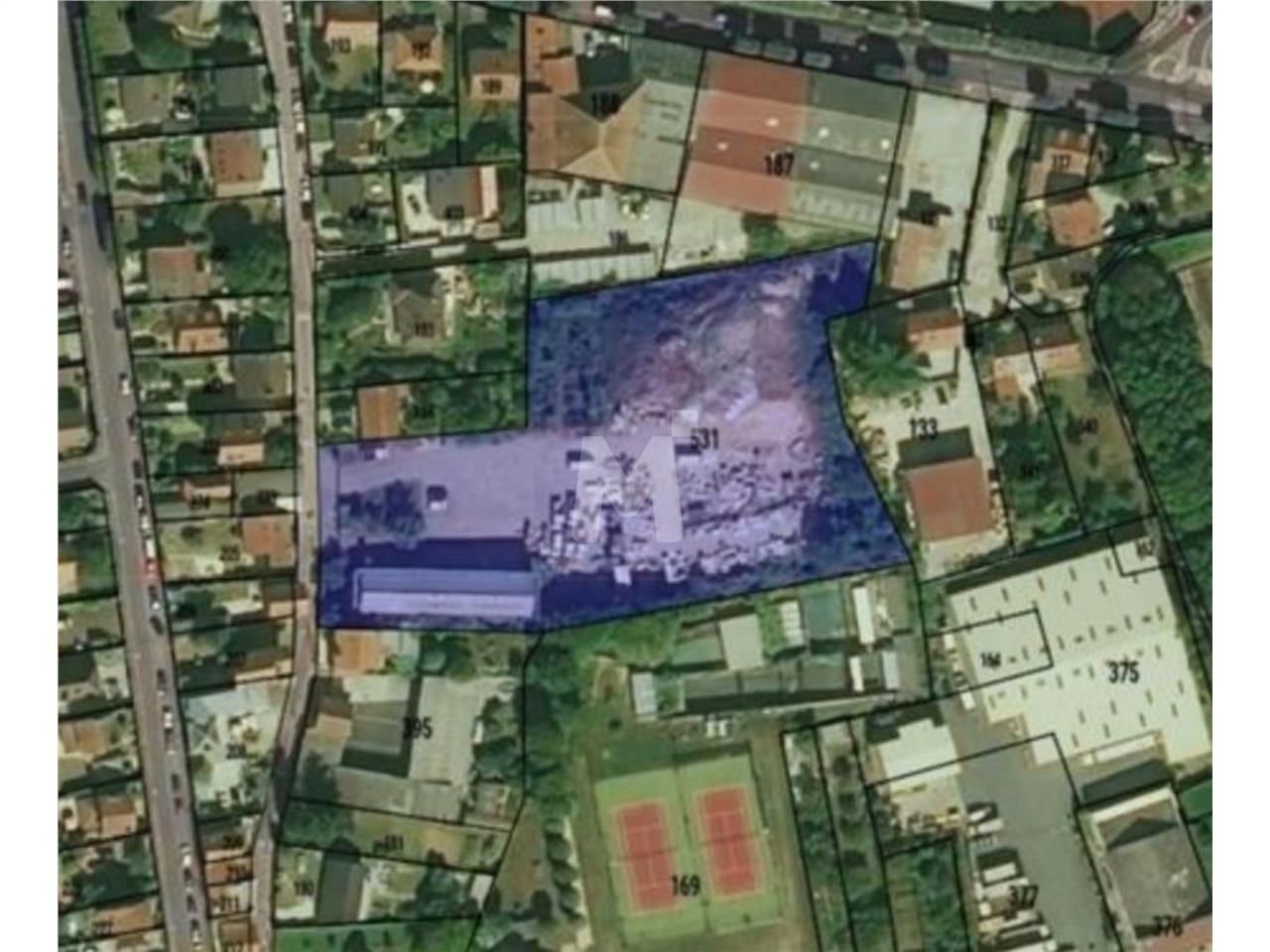 Nous vous proposons à la location un foncier de 7