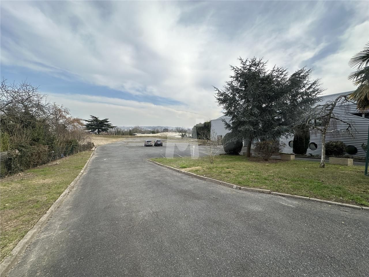 Nous vous proposons à la location un foncier de 7