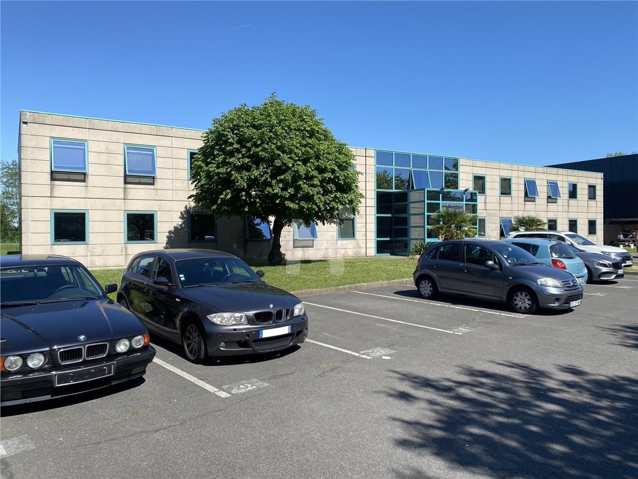 Sur un foncier de 2 305 m², nous vous proposons à