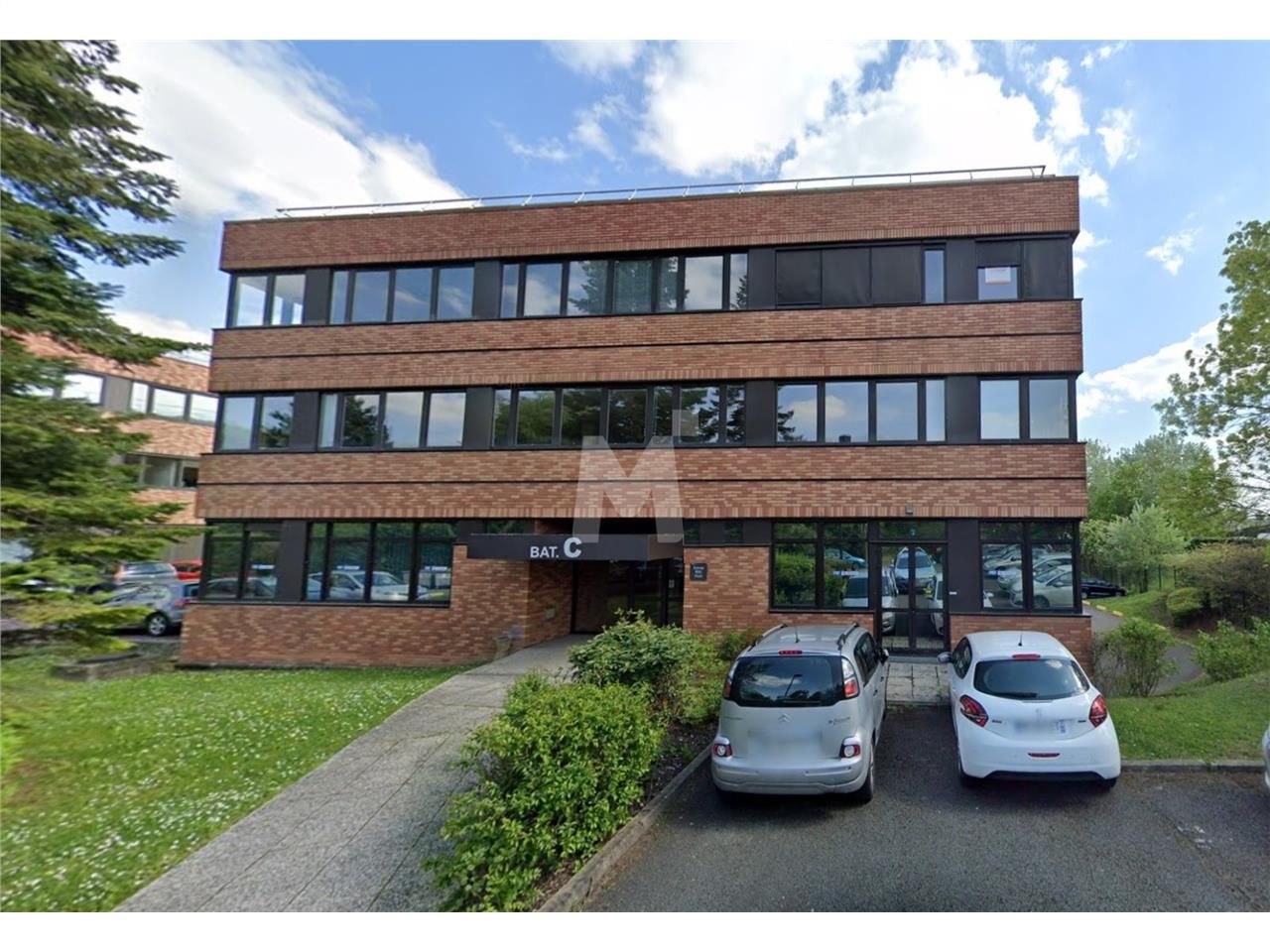 Dans un parc d'activité clos et sécurisé idéaleme