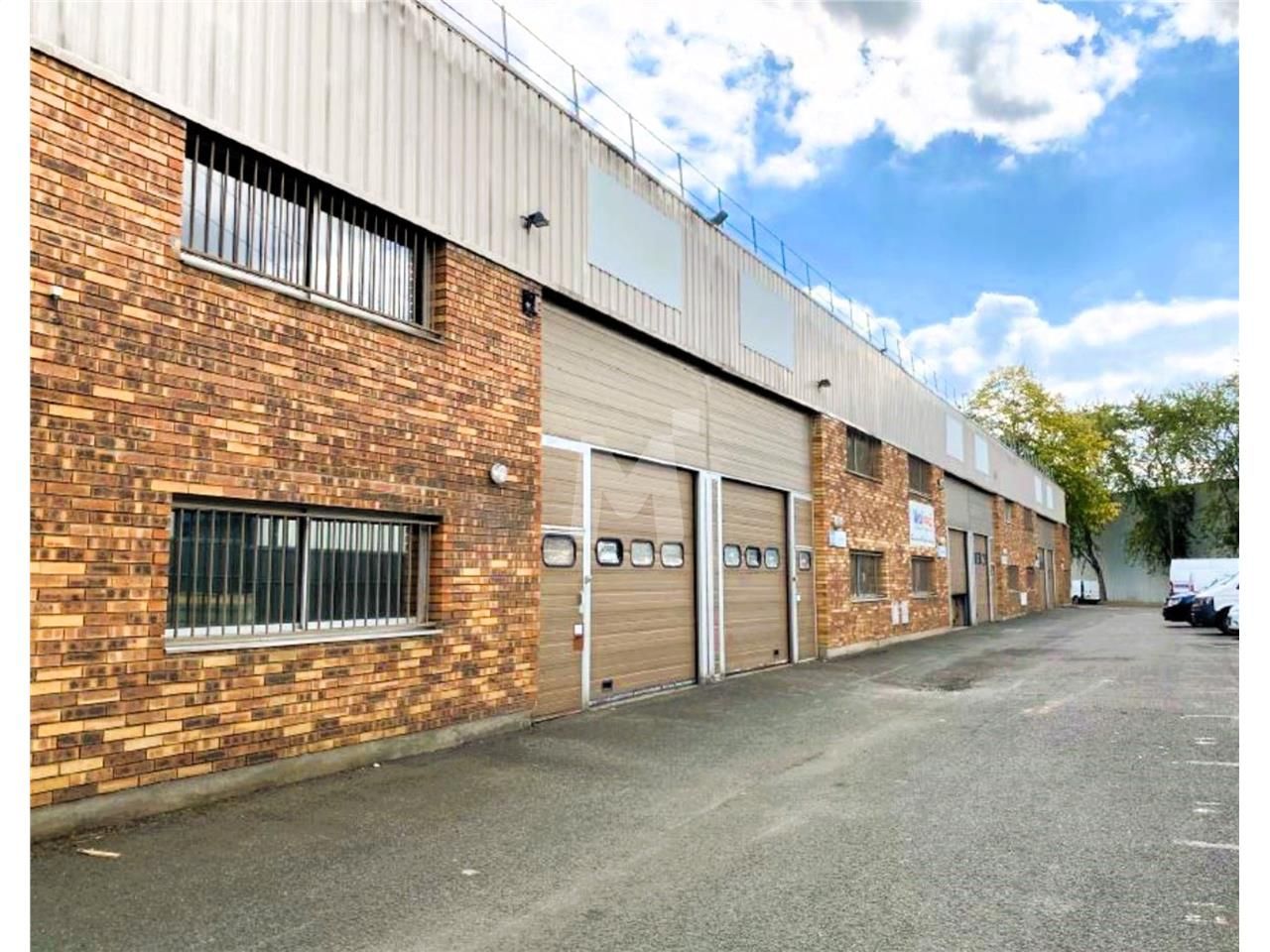 A proximité de l'autoroute A6 et la N104 (Francil