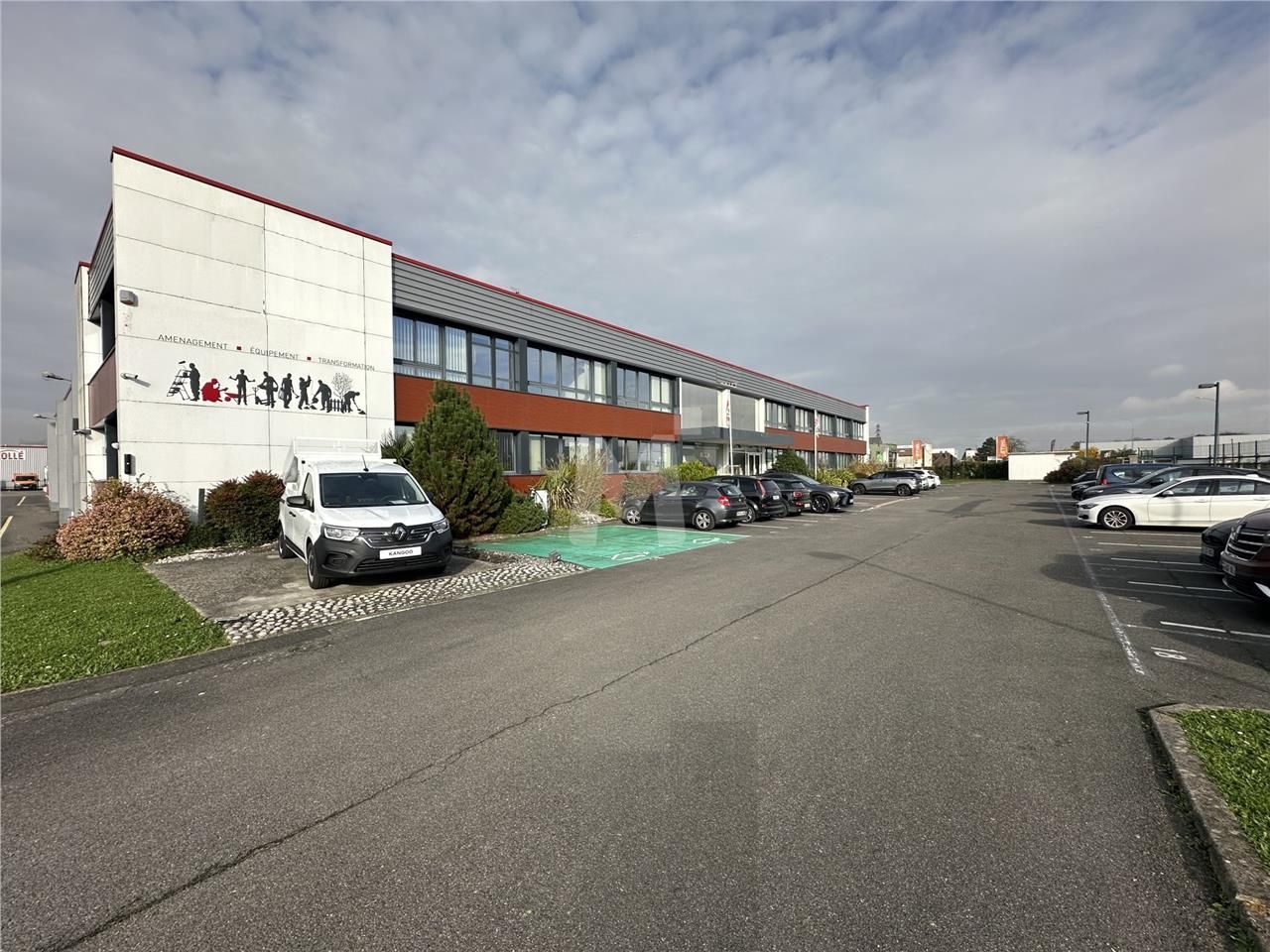 Sur un foncier de 24 101 m² dont environ 11 000 m