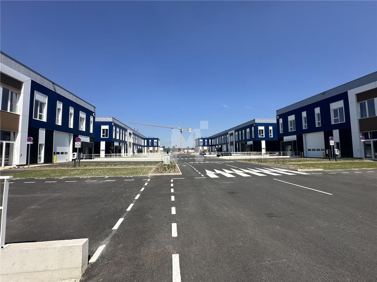 Dans un parc d'activité clos composé de 4 bâtimen