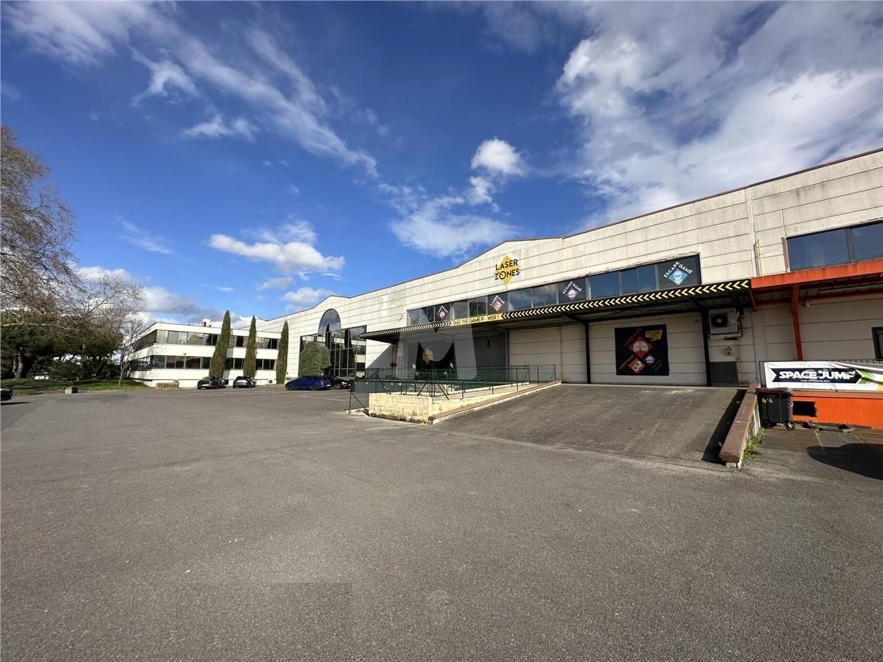 Au pied de l'autoroute A6, dans un programme clos