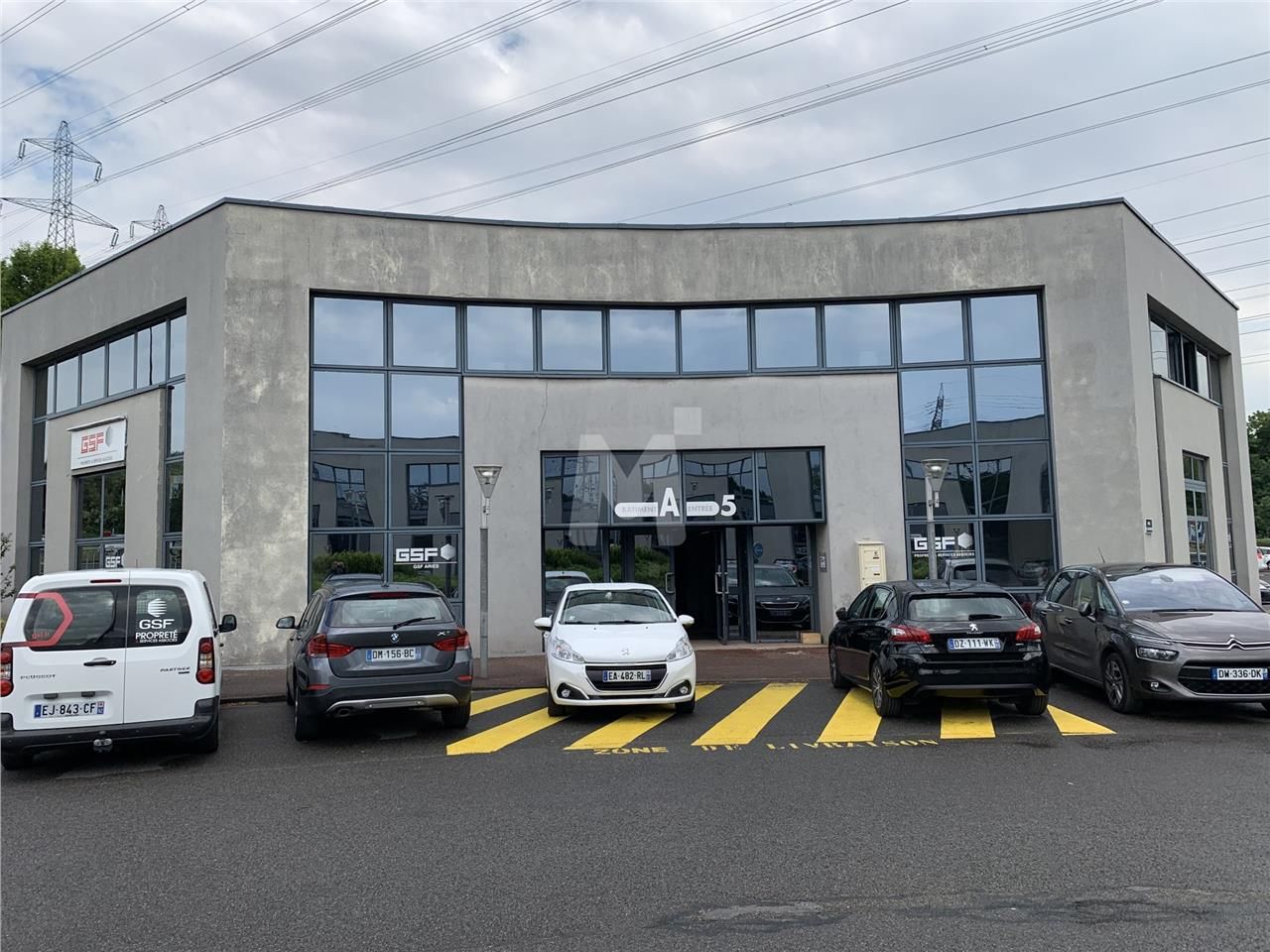 À proximité de l'autoroute A10, dans un parc d'ac