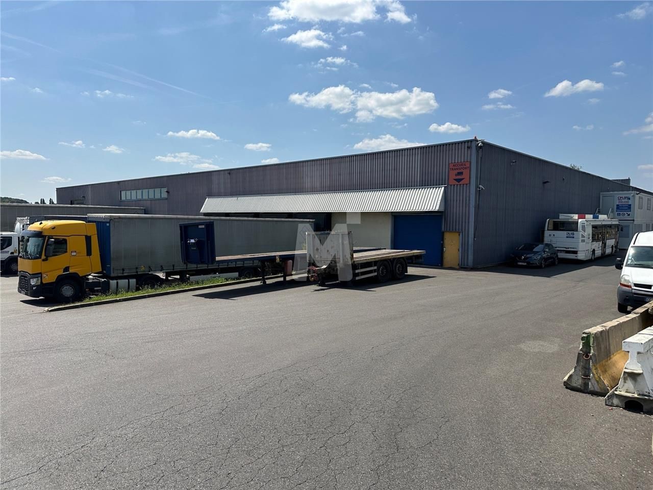 A proximité de la Nationale 20, sur un site clos 