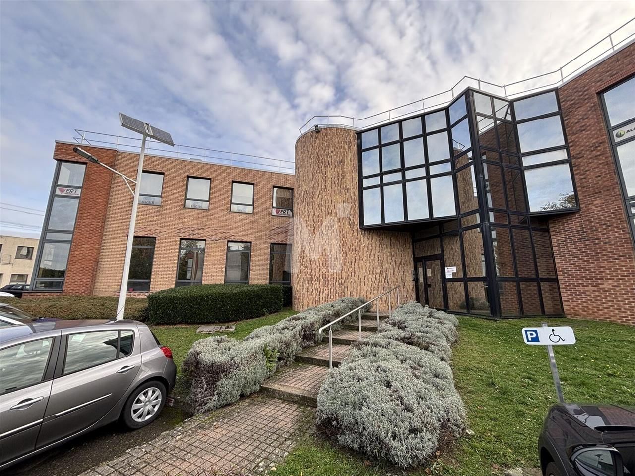 Proche de l'autoroute A10 et de la Nationale 20, 