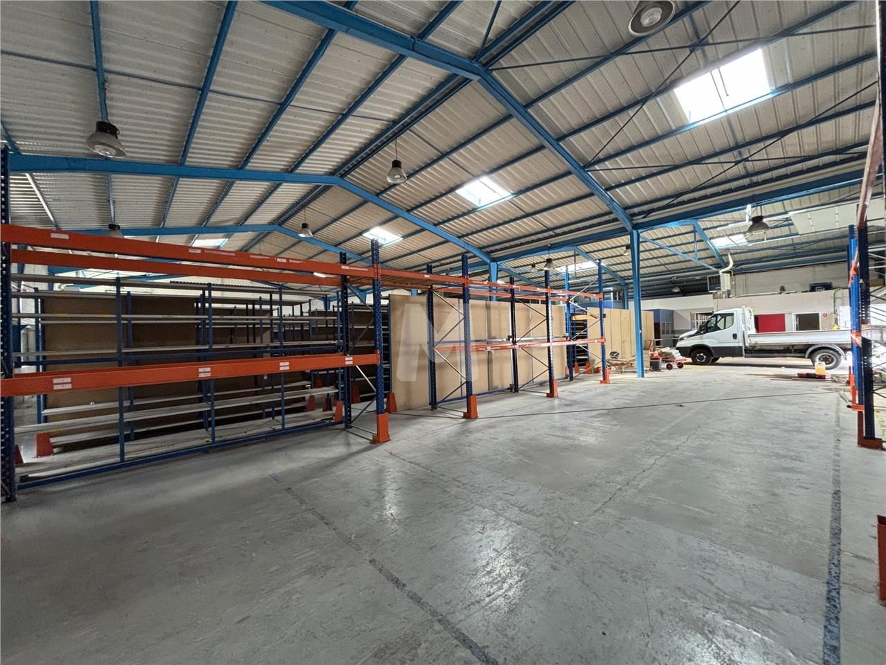 A proximité de l'autoroute A6 et de la D118, sur 