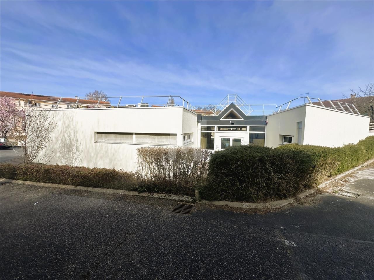 En centre ville , non loin de la gare RER d'Arpaj