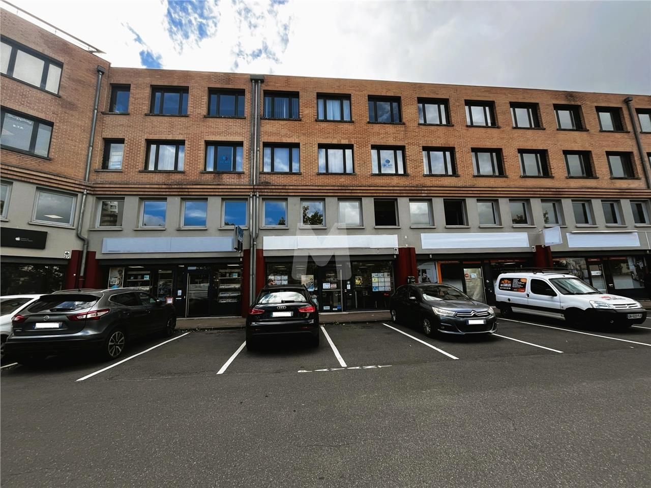 Au pied d'un immeuble de bureaux situé en centre-