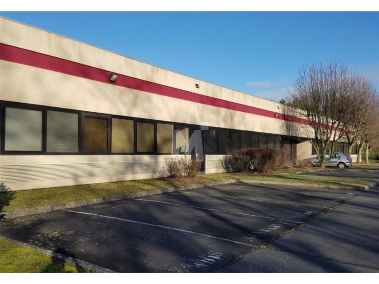 A proximité de la Francilienne (N104), au sein du