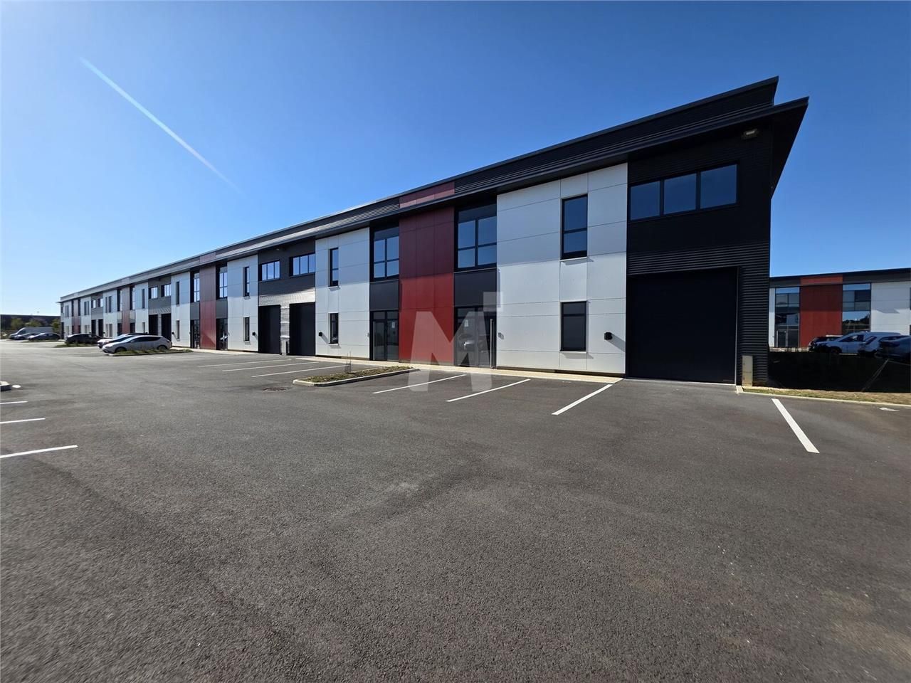 A proximité immédiate de l'autoroute A5, dans un 