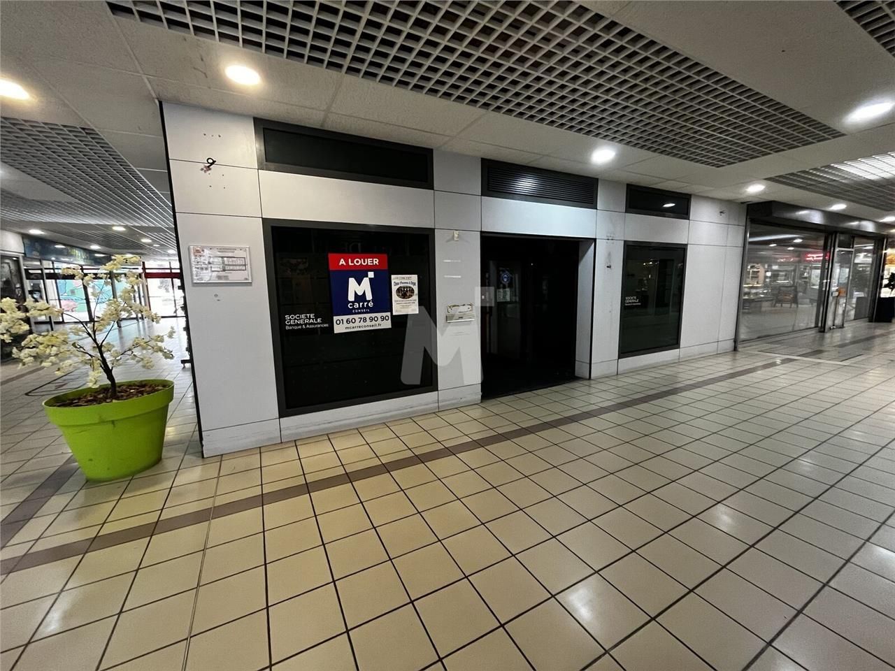 Au sein du centre commercial de la Croix Verte, M