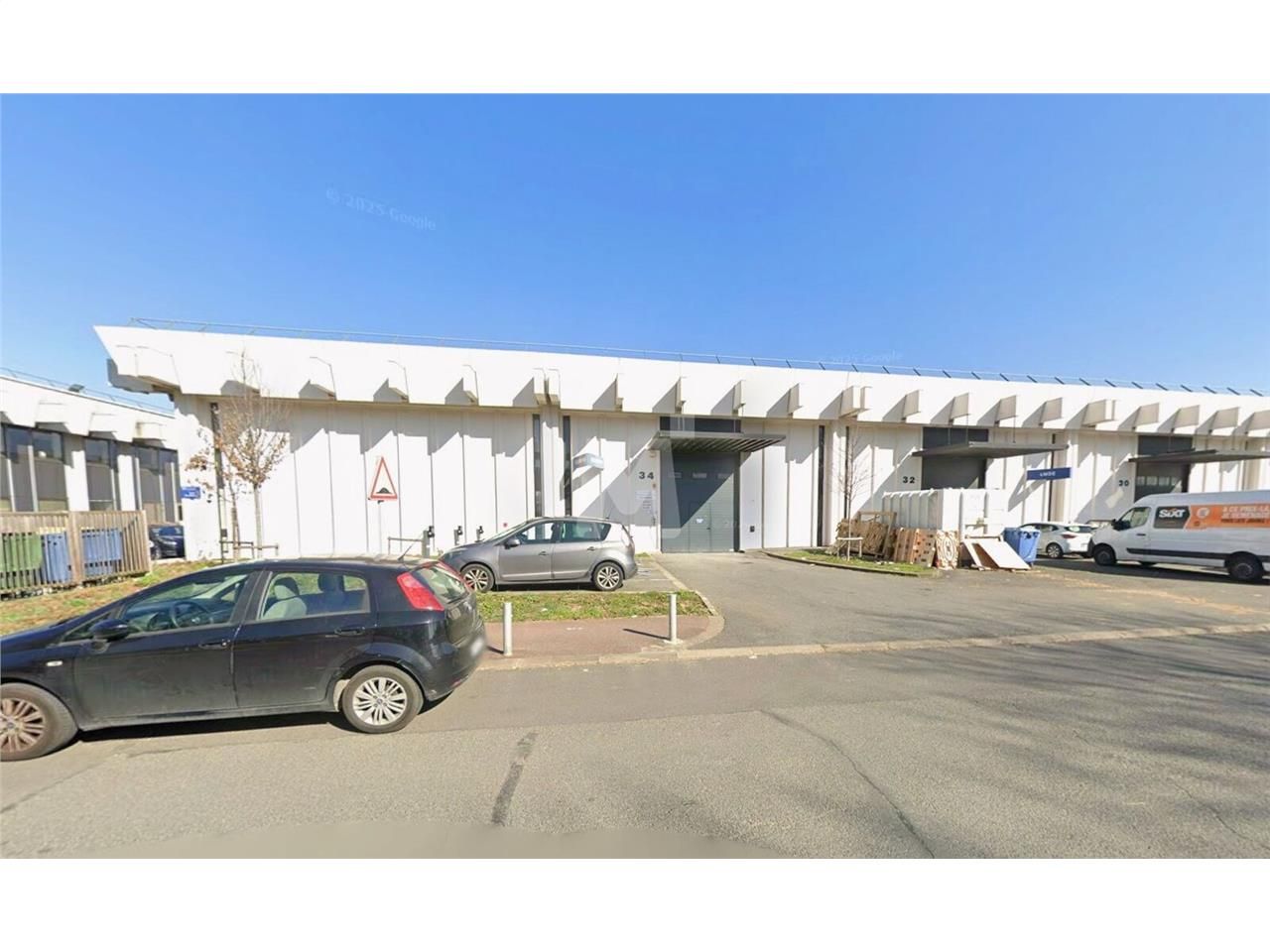 Au sein d'un parc clos et sécurisé au croisement 