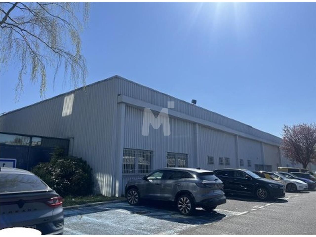 Dans un programme à usage d'activité et bureaux s