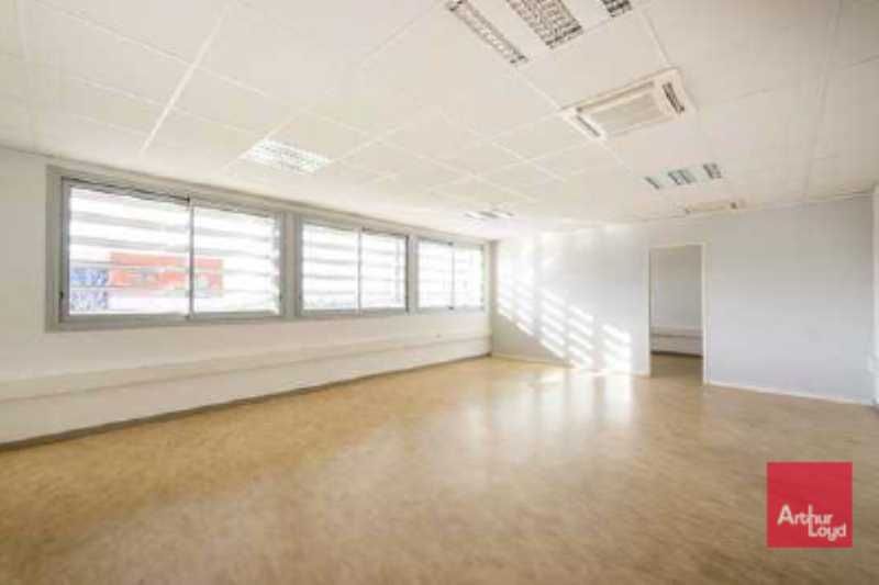 Bâtiment composé de 10 ateliers en RDC et 10 bure