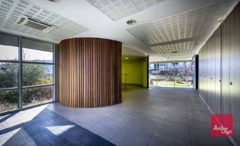 Bâtiment composé de 10 ateliers en RDC et 10 bure