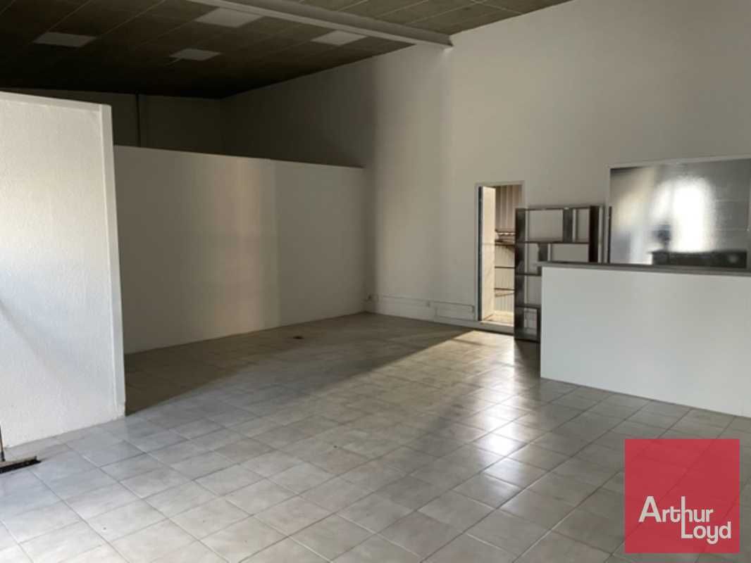 Local commercial avec grand terrain privatif de 1