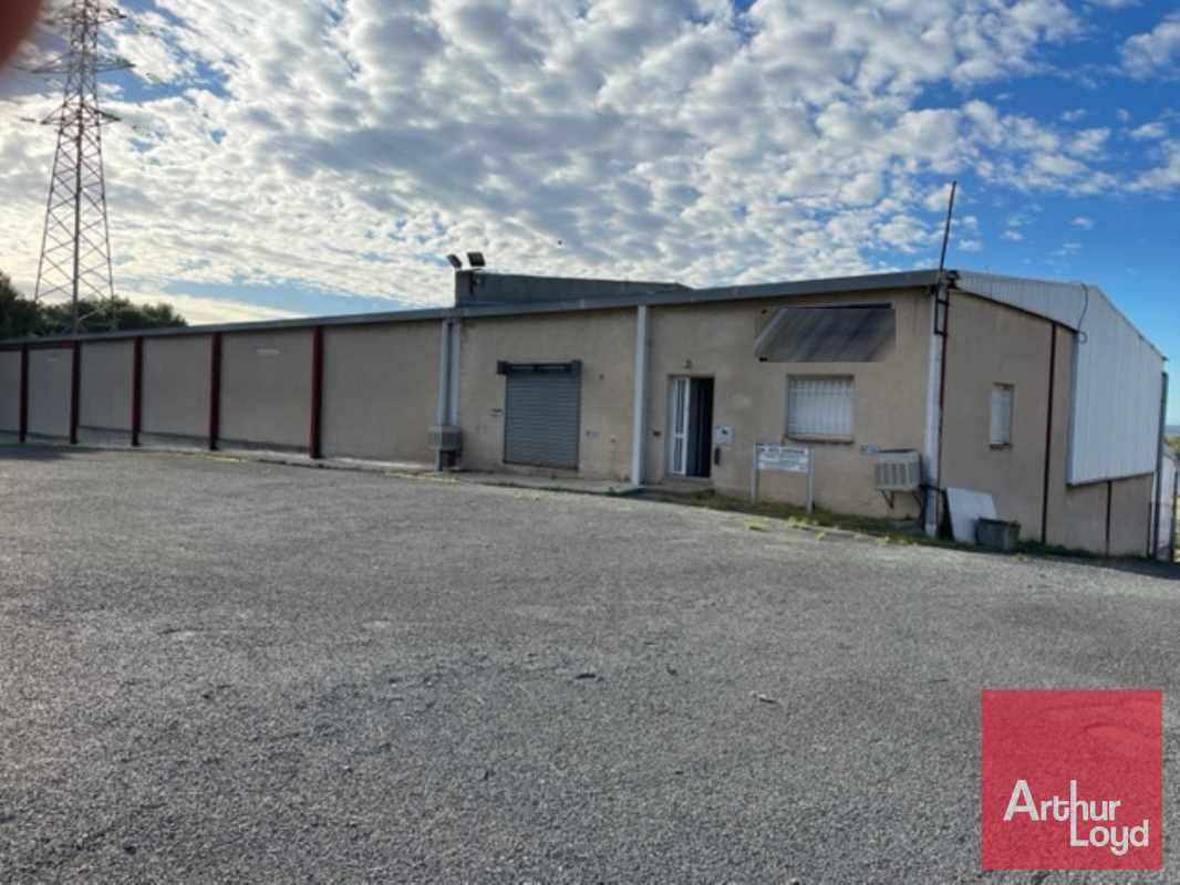 Local commercial avec grand terrain privatif de 1