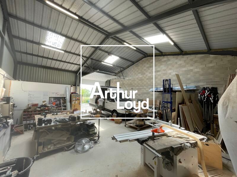 Découvrez ces locaux d'activité de 121 m² non div