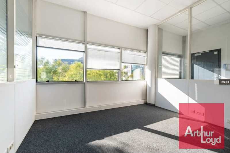 A l'entrée du Parc du Millénaire, plateaux de bur