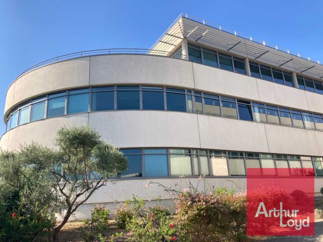 Situé en bordure de la route départementale 172 e