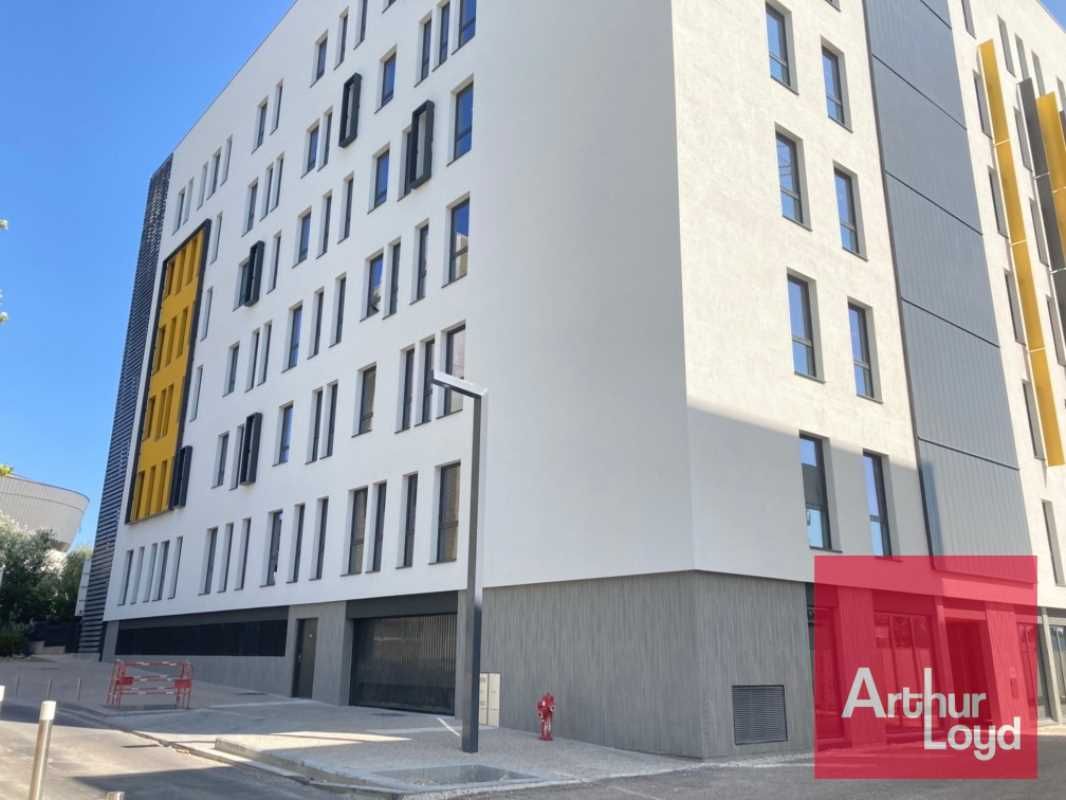 Au sein d'un immeuble neuf de 4 320 m2 en R+6, no