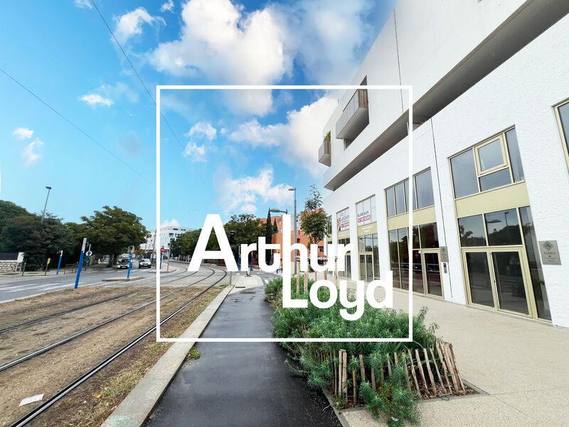 Situé dans la ZAC de la Restanque, quartier en pl