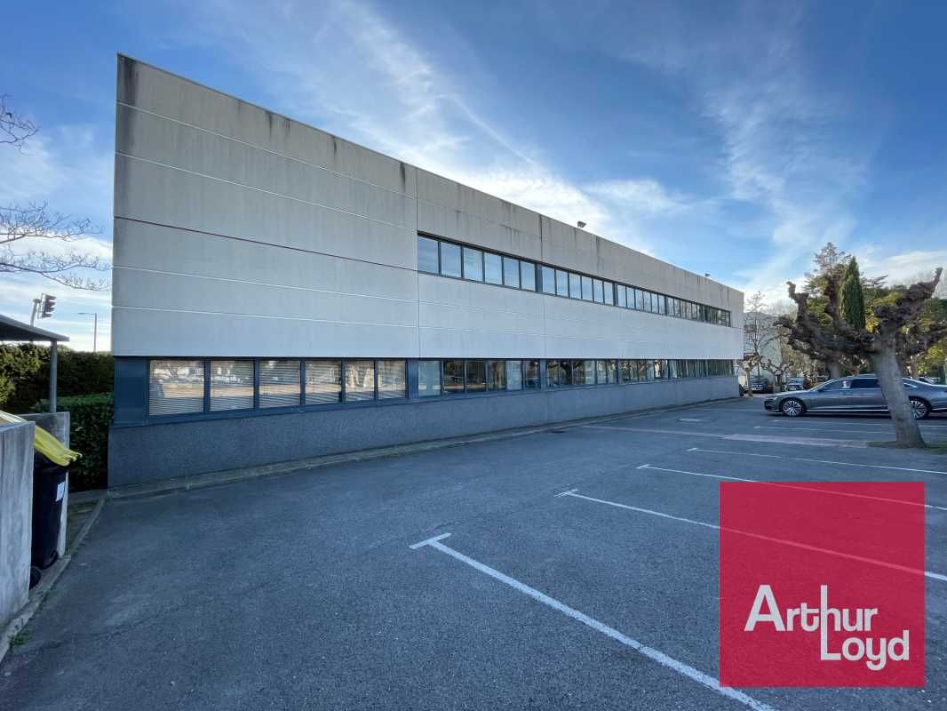 A l'entrée du Millénaire dans un immeuble de bon 