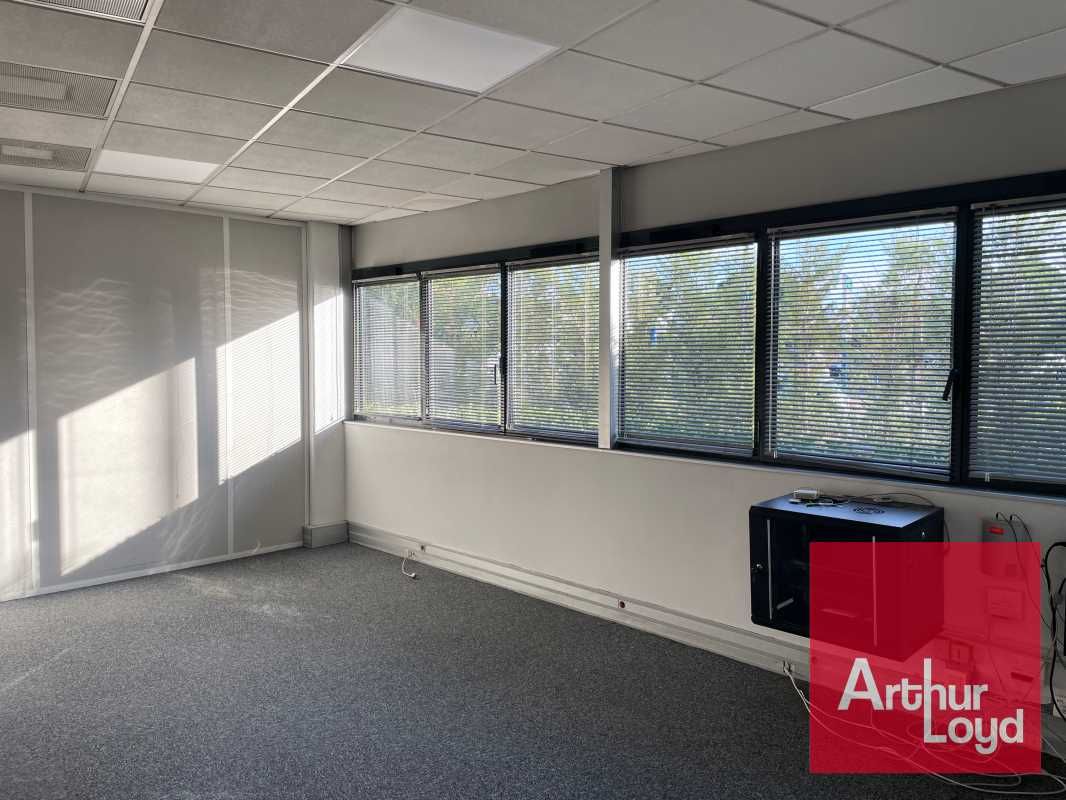 A l'entrée du Millénaire dans un immeuble de bon 