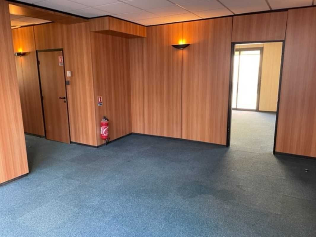 Immeuble de bureaux de 1800 m2 sur 5 niveaux à la