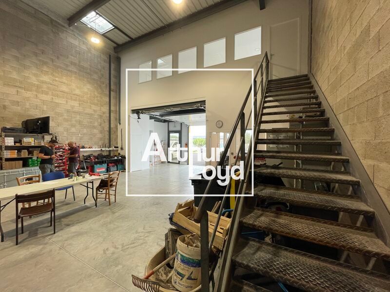 Dans un ensemble immobilier de locaux d'activités