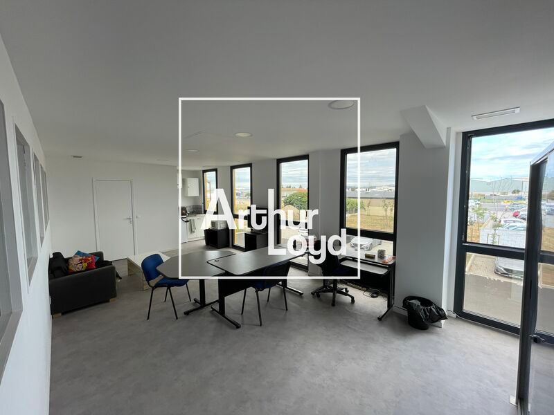 Dans un ensemble immobilier de locaux d'activités