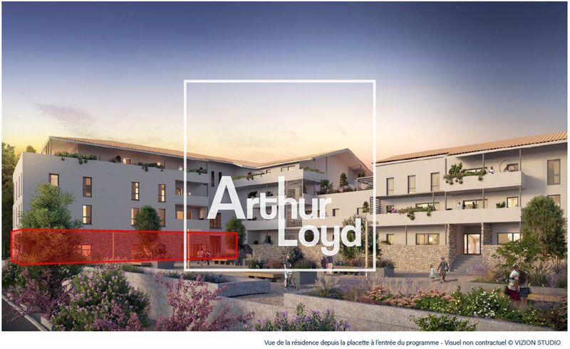 Sur une place face à un collège du Coeur d'Héraul