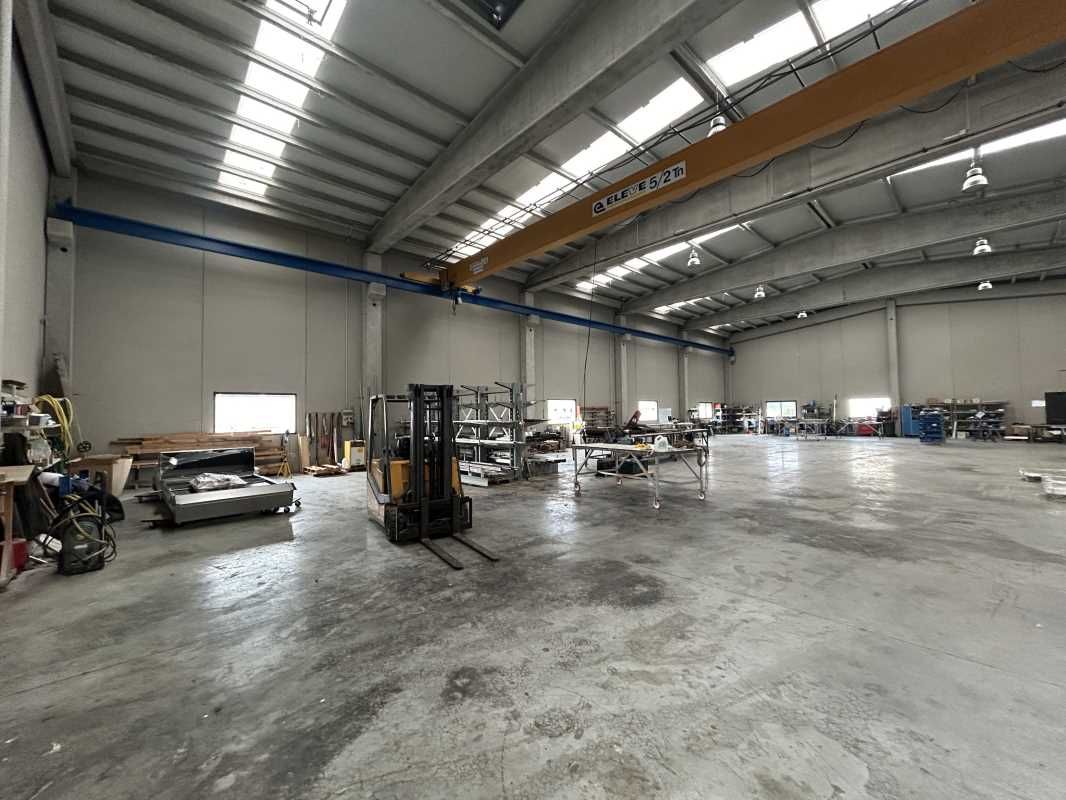 Situé au nord de Perpignan, dans une zone d'activ