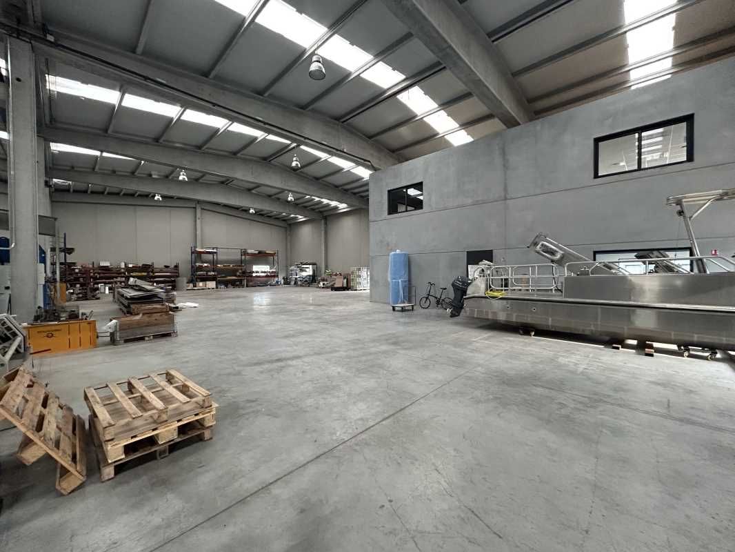 Situé au nord de Perpignan, dans une zone d'activ