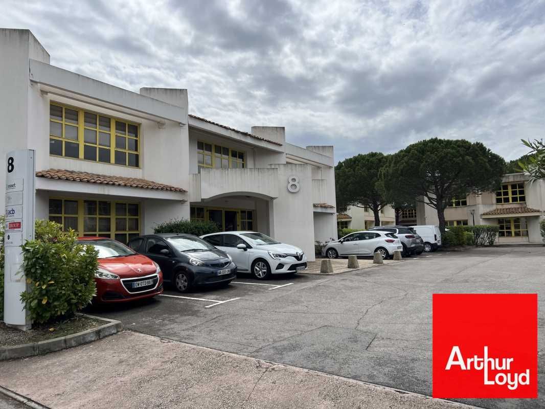 Dans le Parc Club du Millénaire, nous vous propos