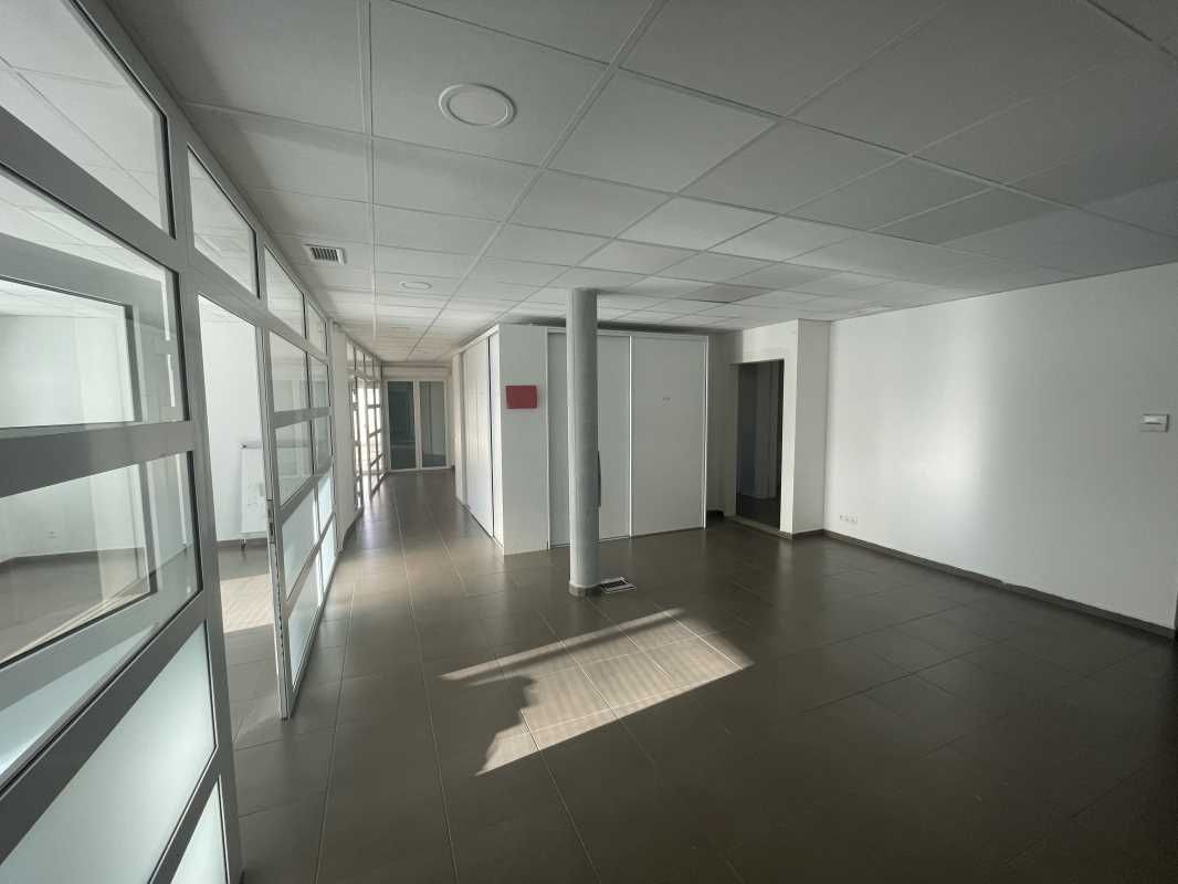 Situés dans un immeuble de bureaux en copropriété