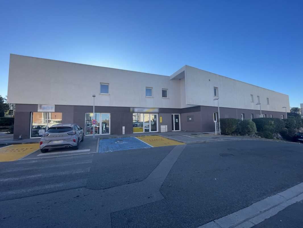 Situés dans un immeuble de bureaux en copropriété