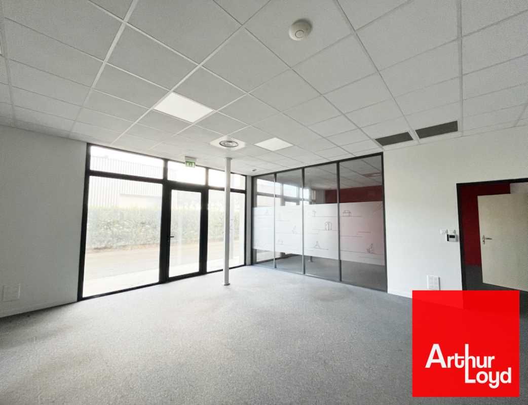 Nous vous proposons un bâtiment de bureaux en RDC