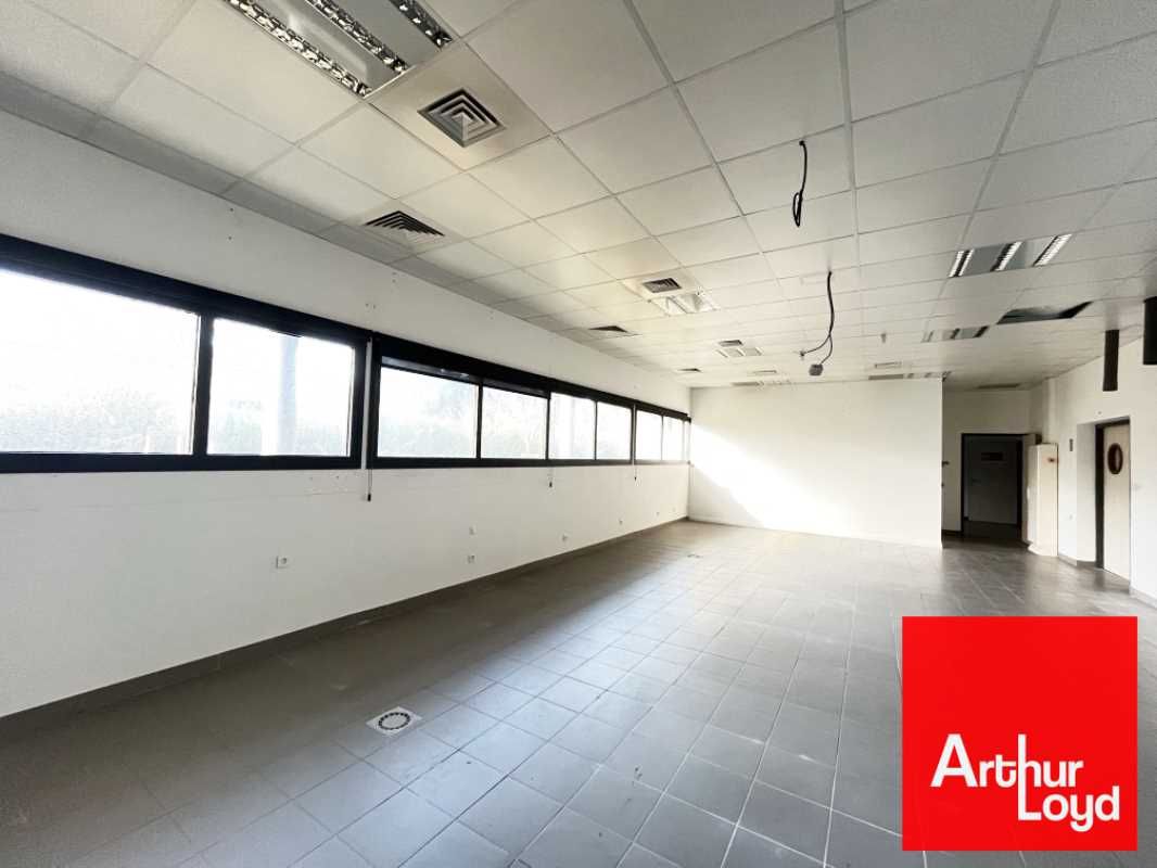 Nous vous proposons un bâtiment de bureaux en RDC