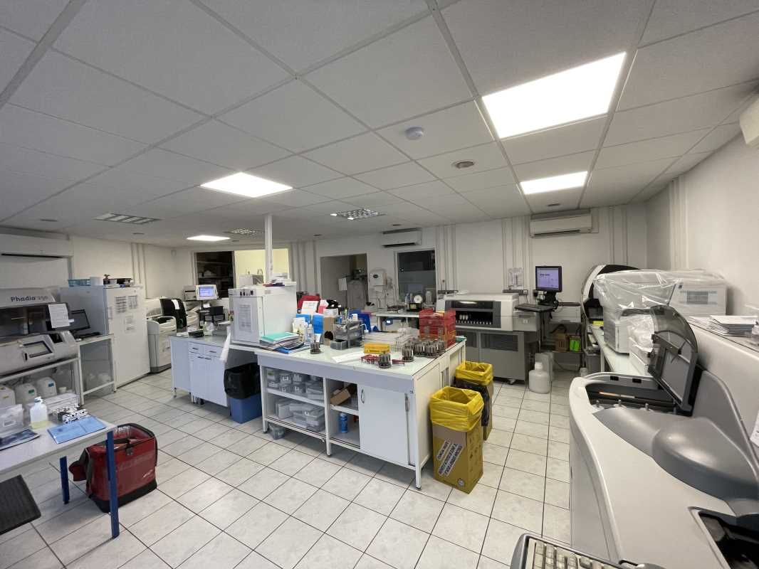 A proximité immédiate de nombreux commerces (phar