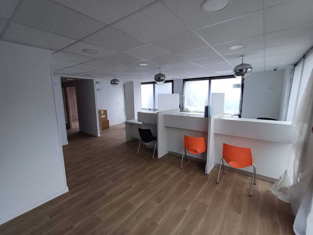 Sur une avenue passante drainant les flux vers le