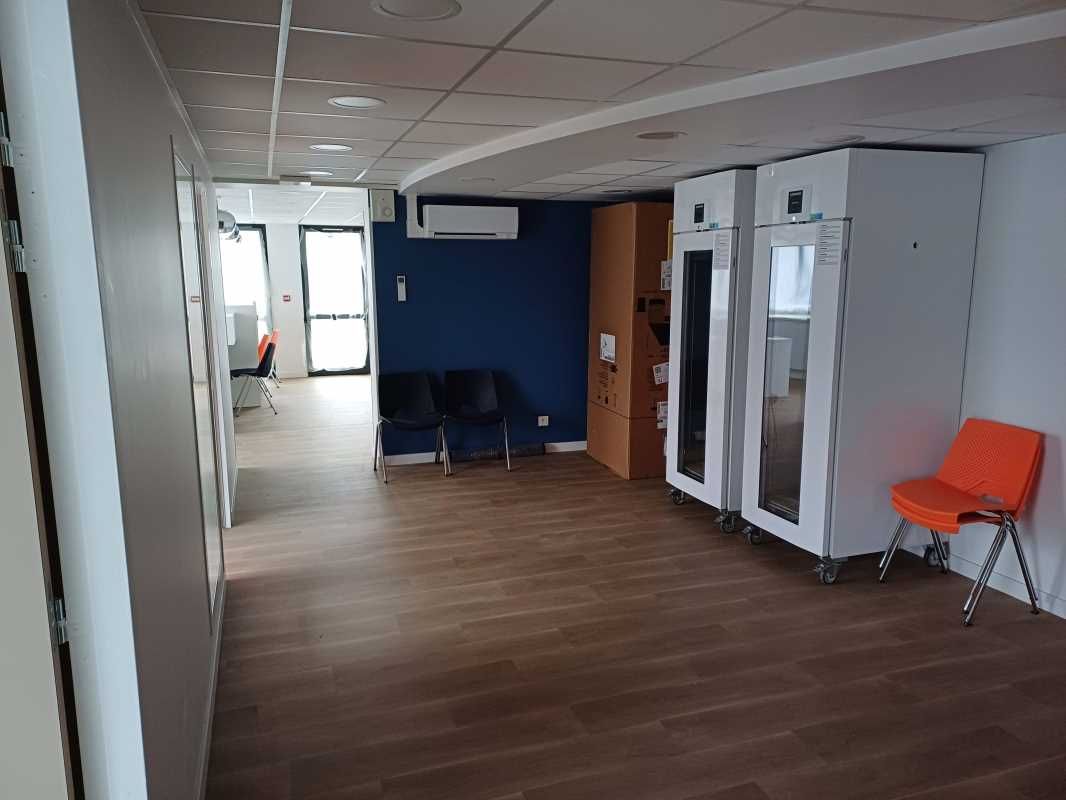 Sur une avenue passante drainant les flux vers le