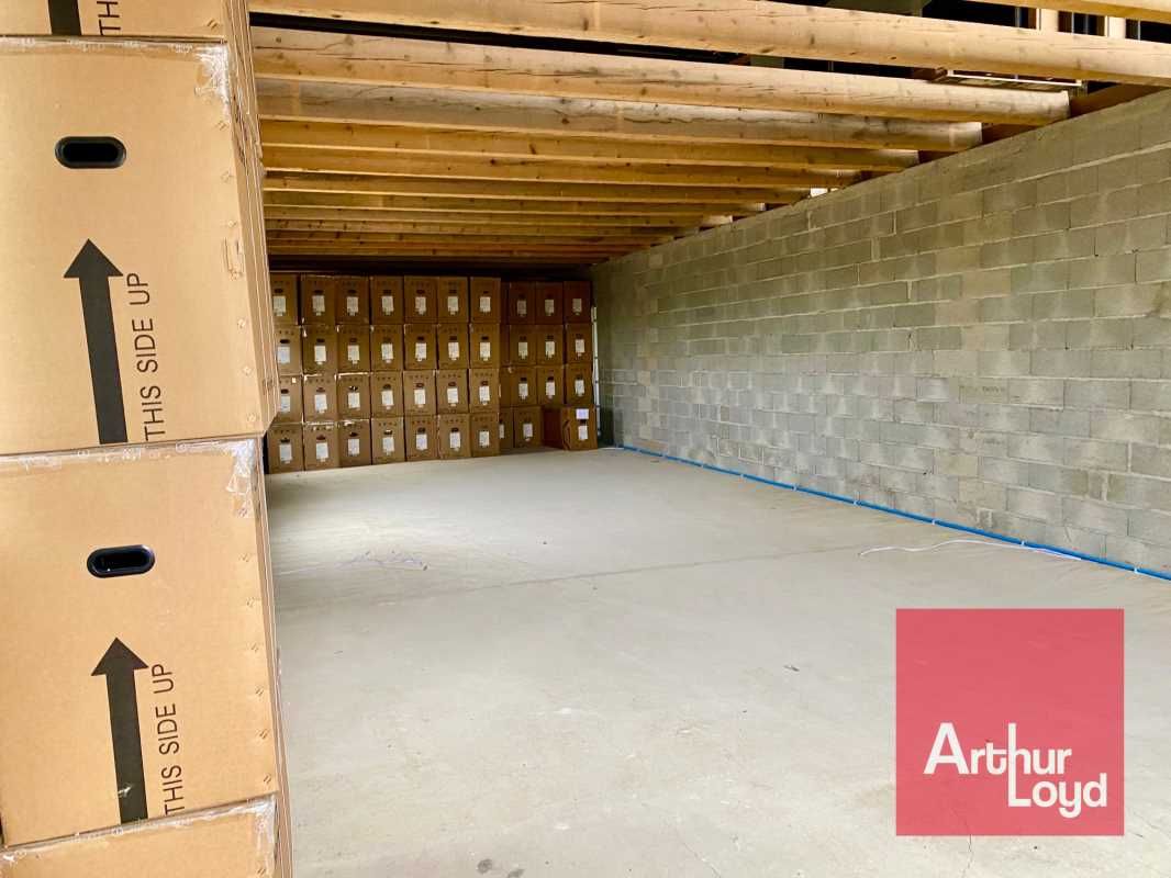 ARTHUR LOYD vous propose à la location  1244 m2 e