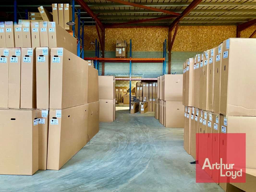 ARTHUR LOYD vous propose à la location  1244 m2 e