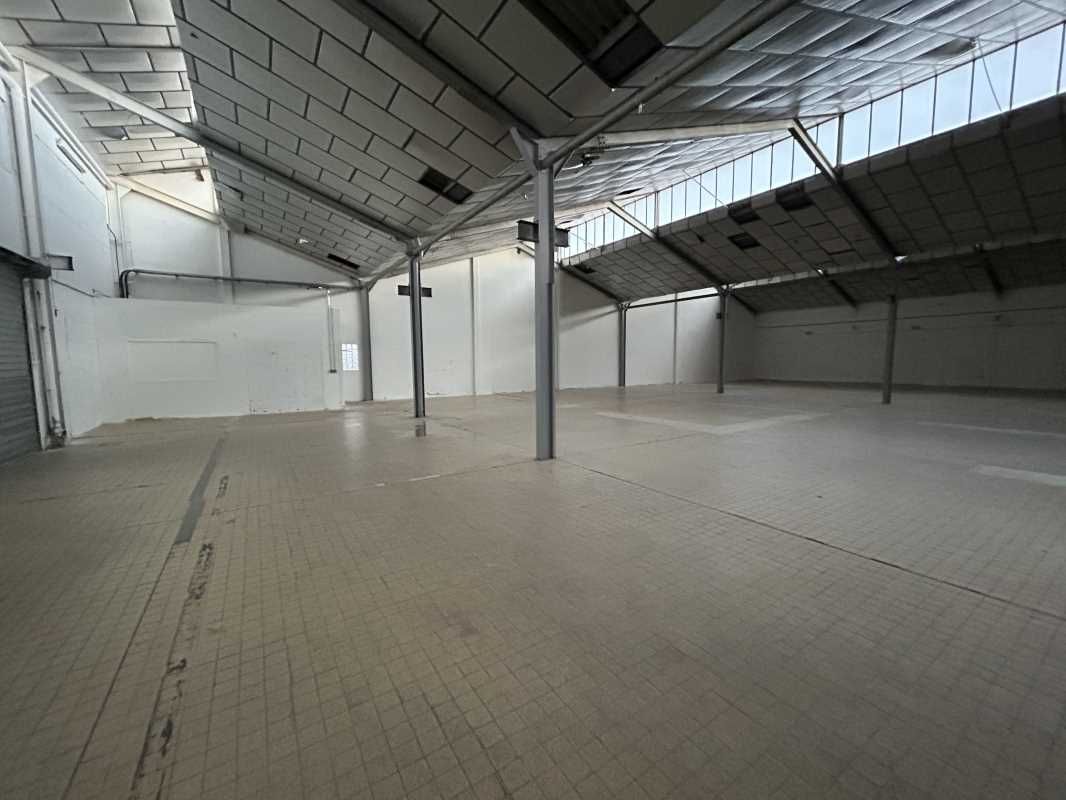 Arthur Loyd vous propose un local d'activité à lo