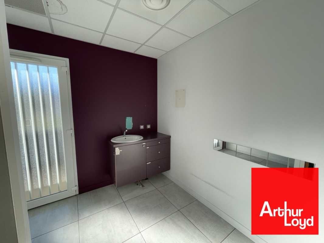 Situé dans une zone commerciale et tertiaire à St